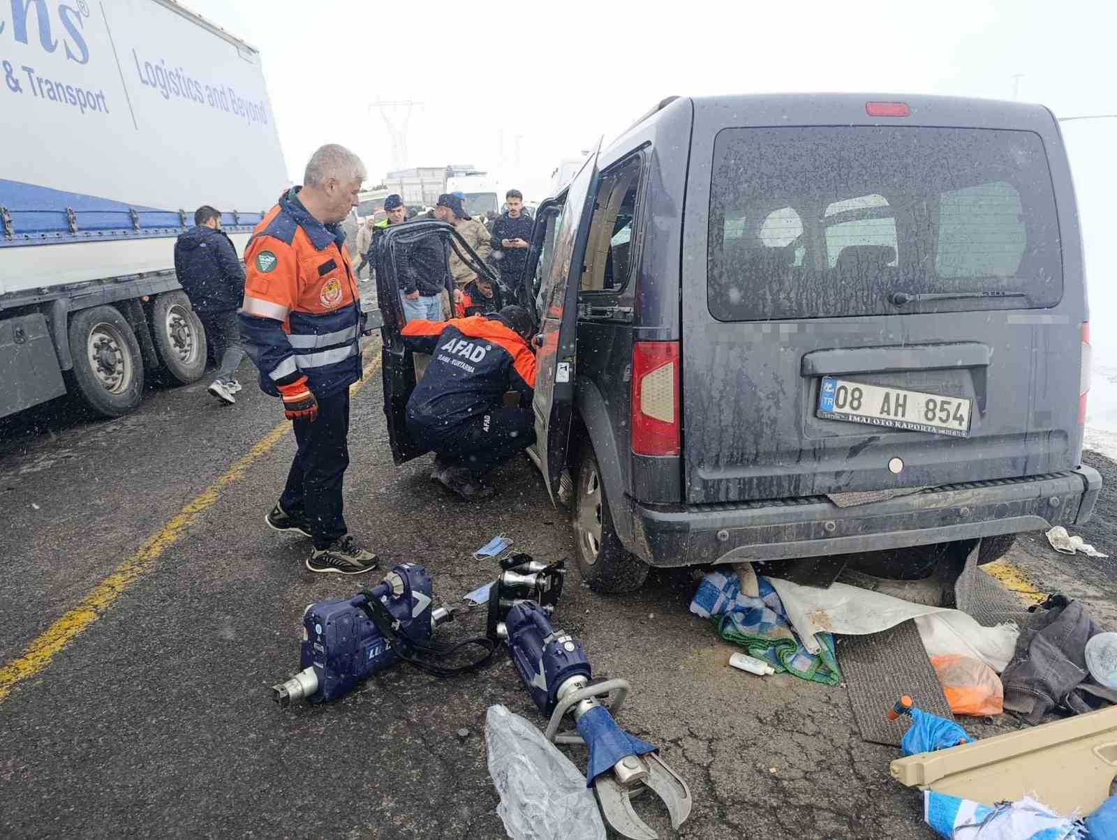 Artvin’de sis ve hatalı sollama kazaya neden oldu: 2 yaralı 4 artvinde sis ve hatali sollama kazaya neden oldu 2 yarali 0 Vi6BrLR2