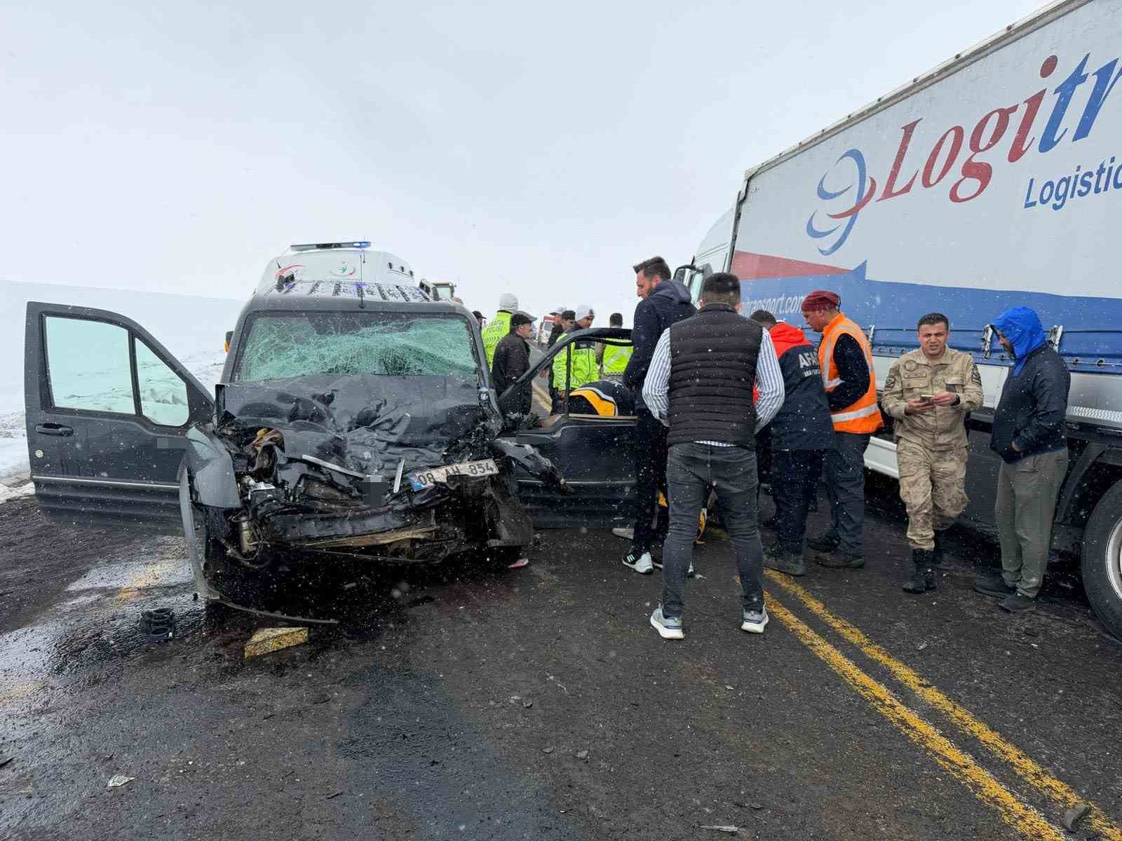 Artvin’de sis ve hatalı sollama kazaya neden oldu: 2 yaralı 5 artvinde sis ve hatali sollama kazaya neden oldu 2 yarali 1