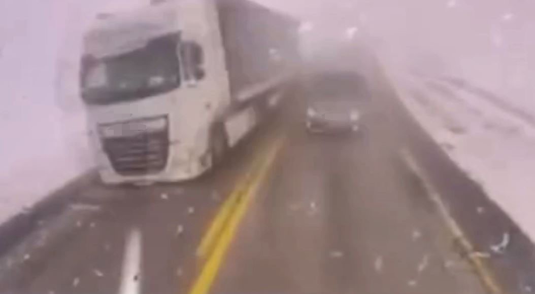 Artvin’de sis ve hatalı sollama kazaya neden oldu: 2 yaralı 6 artvinde sis ve hatali sollama kazaya neden oldu 2 yarali 2 84286Gjt