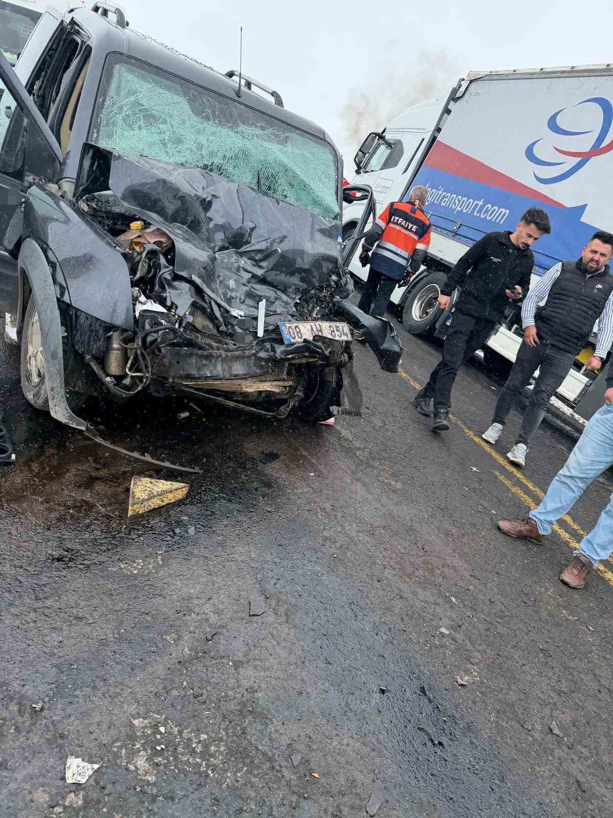 Artvin’de sis ve hatalı sollama kazaya neden oldu: 2 yaralı 9 artvinde sis ve hatali sollama kazaya neden oldu 2 yarali 5 lZ4zjMJU