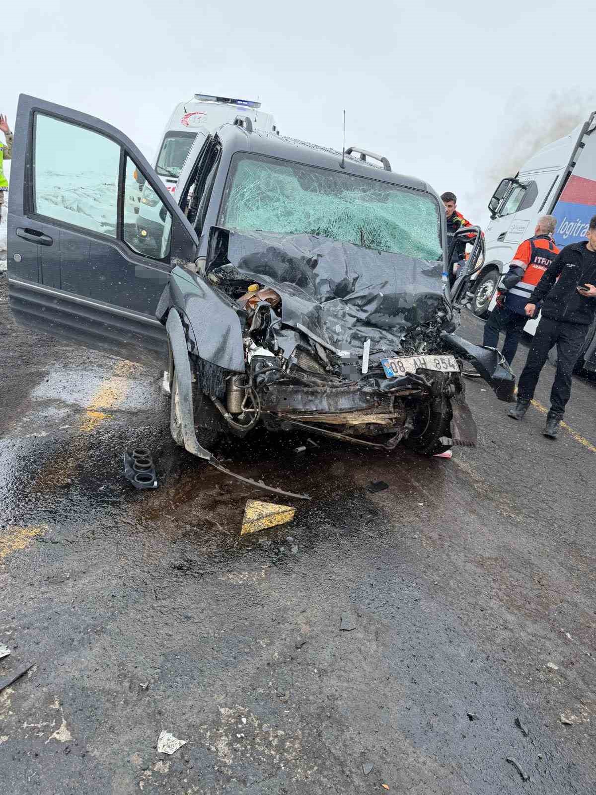 Artvin’de sis ve hatalı sollama kazaya neden oldu: 2 yaralı 10 artvinde sis ve hatali sollama kazaya neden oldu 2 yarali 6