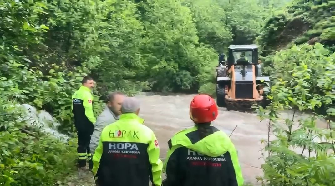 artvinde tasan dere 4 cay iscisini mahsur birakti imdatlarina ekipler yetisti 1 7ed6eqnA