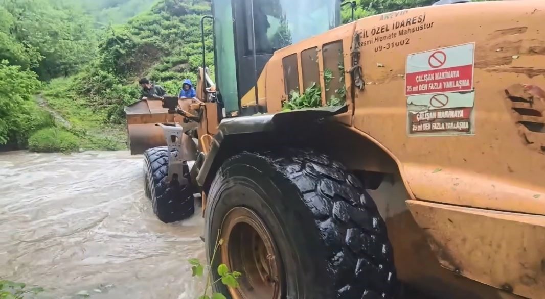 artvinde tasan dere 4 cay iscisini mahsur birakti imdatlarina ekipler yetisti 3