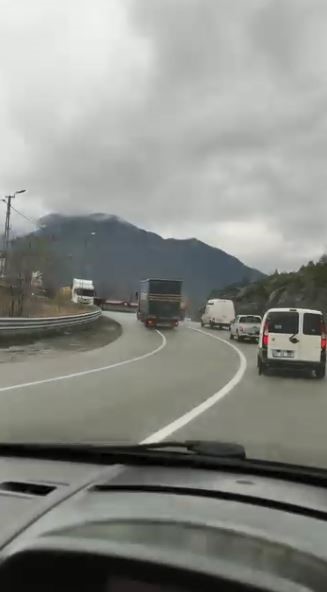 Artvin’de tır şoförünün virajda 5 aracı sollaması faciaya davetiye çıkardı 6 artvinde tir soforunun virajda 5 araci sollamasi faciaya davetiye cikardi 2