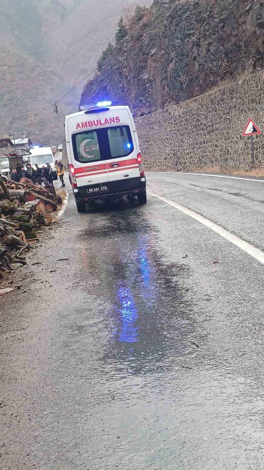artvinde trafik kazasi 3 olu 1 WfO2c4RG