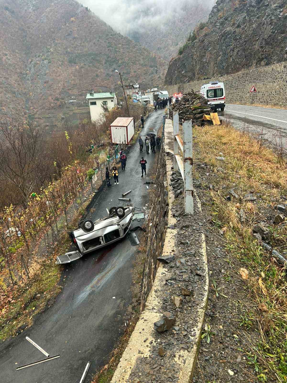 artvinde trafik kazasi 3 olu 2