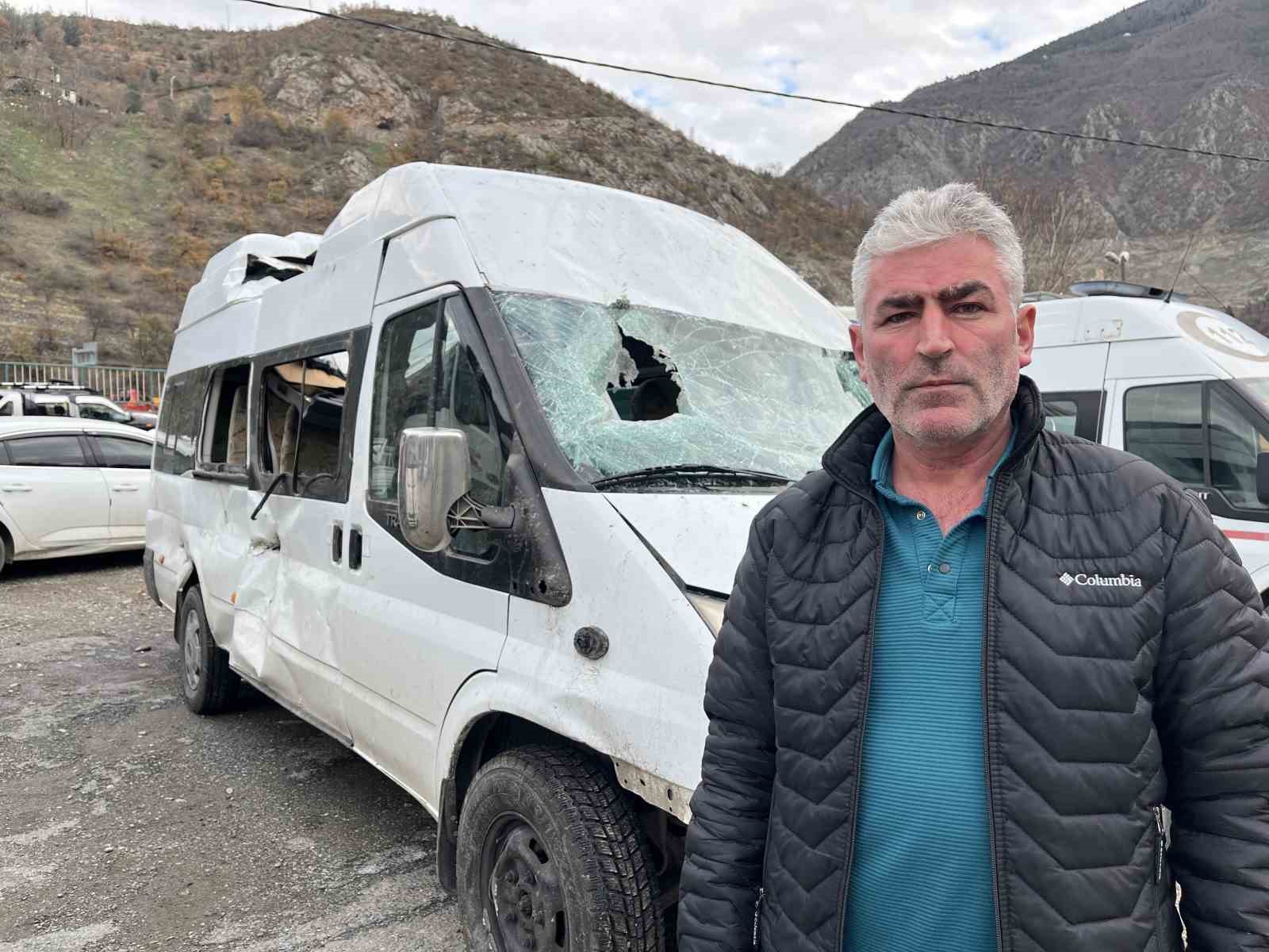Artvin’de üzerlerine kaya yağan minibüs şoför yaşadıkları korku dolu anları anlattı 5 artvinde uzerlerine kaya yagan minibus sofor yasadiklari korku dolu anlari anlatti 1 LKIpMnAe