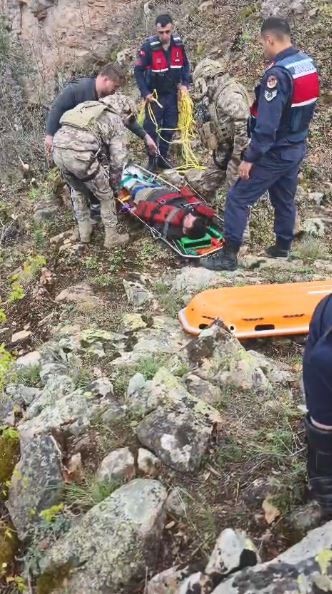 artvinde yaylada duserek yaralanan vatandas helikopterle kurtarildi 1 R6IK9PlI