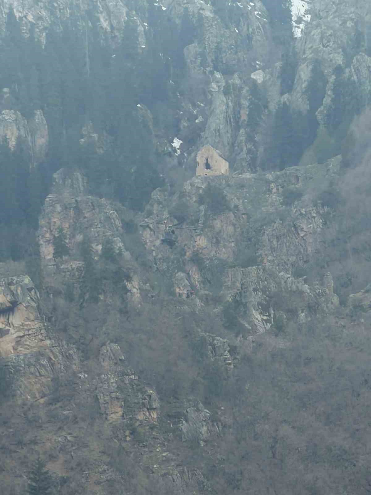 artvinde yaylada duserek yaralanan vatandas helikopterle kurtarildi 4