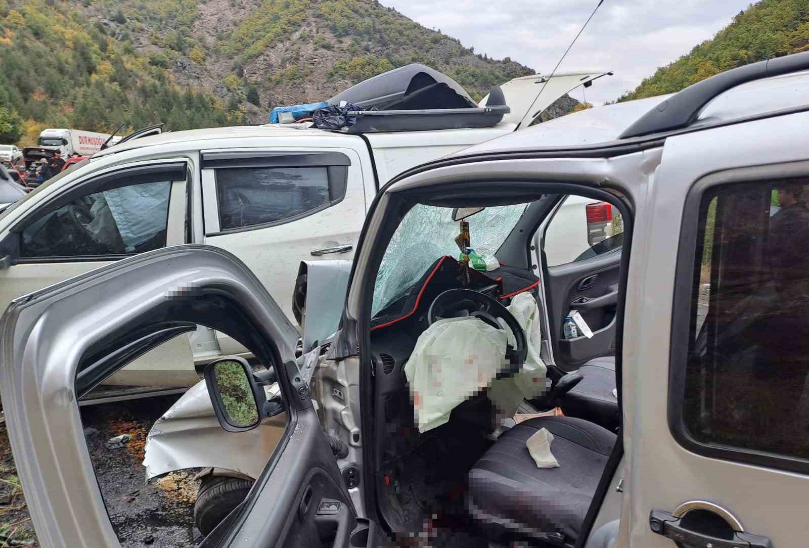 Artvin’de zincirleme trafik kazası: 4 yaralı 4 artvinde zincirleme trafik kazasi 4 yarali 0 tkLaD35s