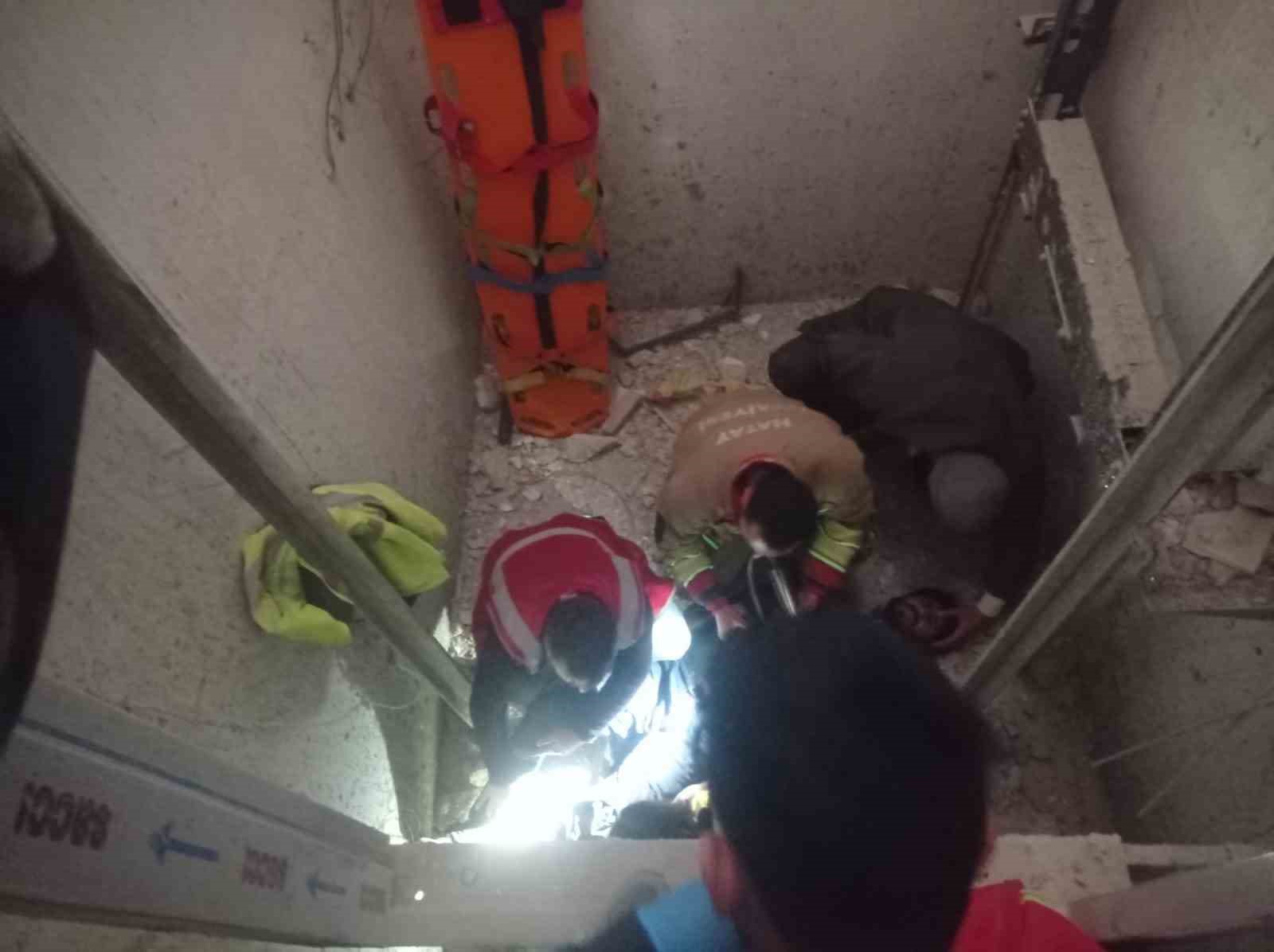 asansor bosluguna dusen isci yaralandi 1