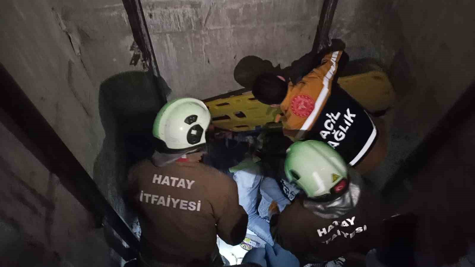 asansor bosluguna dusen isci yaralandi 1 wSVEPAzb