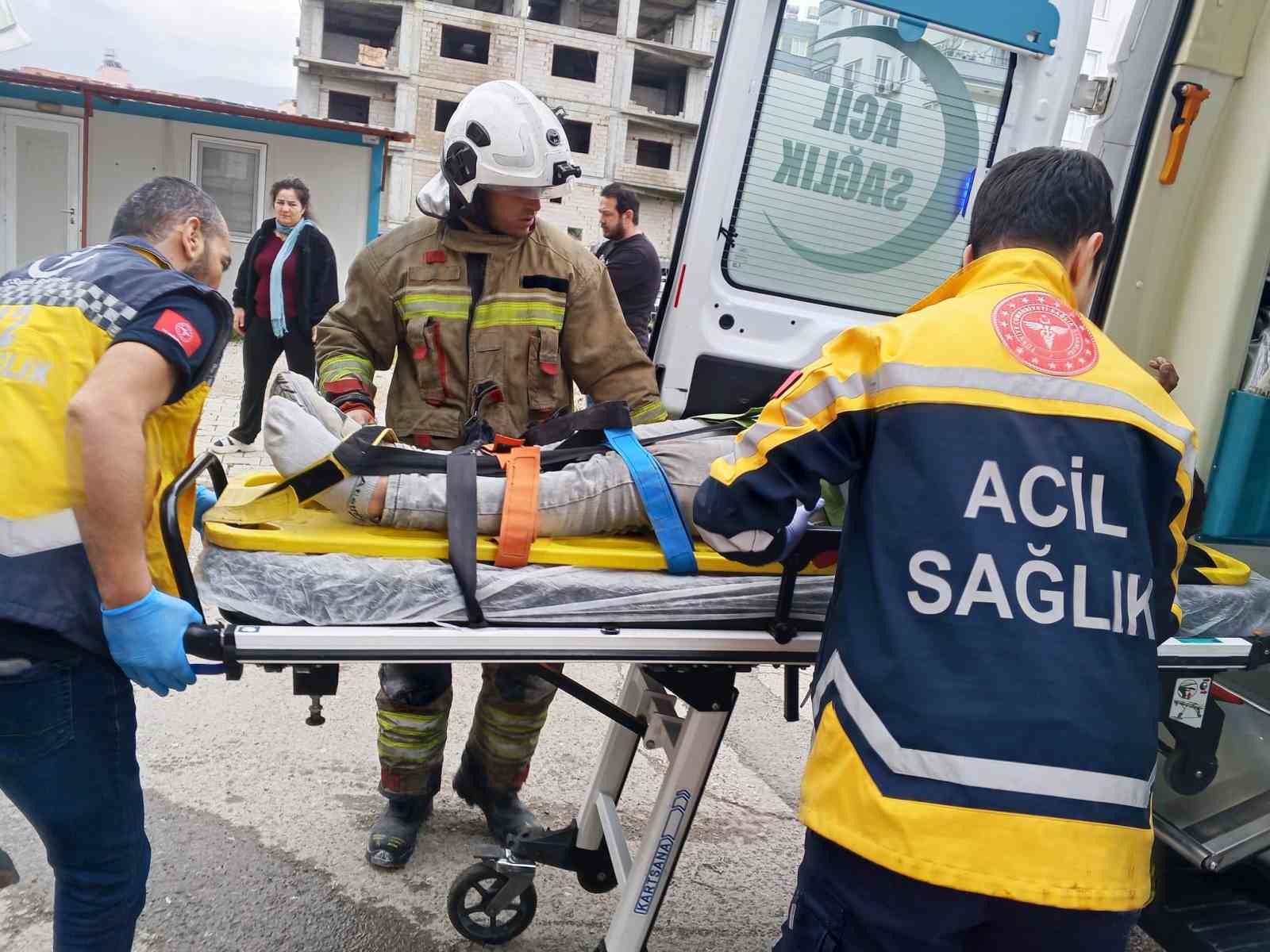 asansor bosluguna dusen isci yaralandi 3 Z3zMtsFK