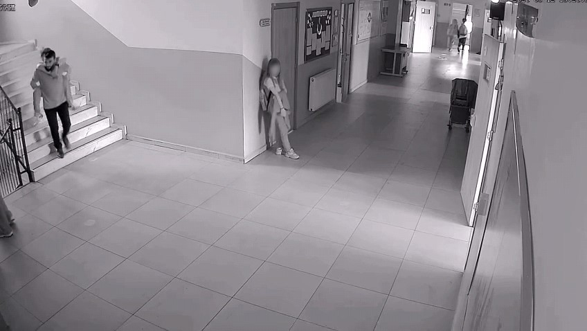 asansor bozulunca engelli ogrencisini sirtinda tasidi 0 RHWRvlh9