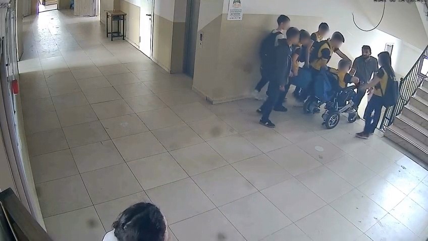 asansor bozulunca engelli ogrencisini sirtinda tasidi 2 I3ZK71y5