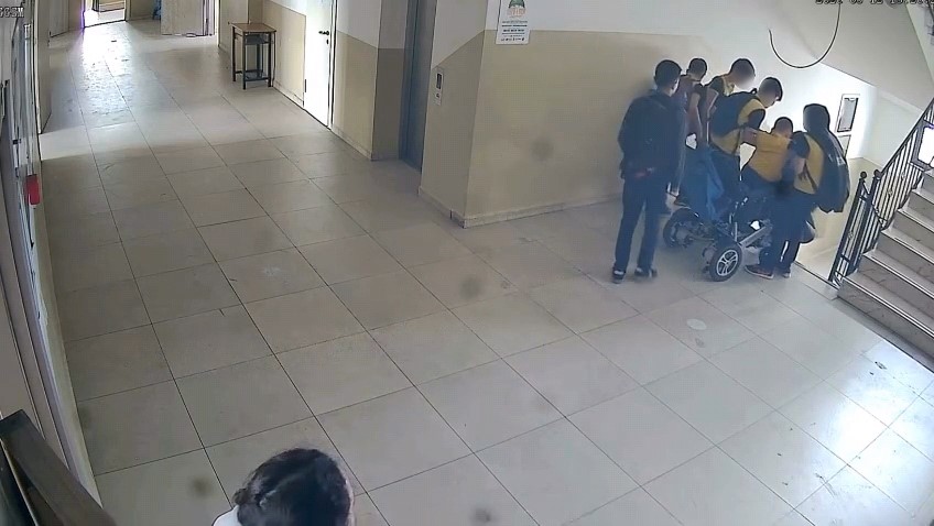 asansor bozulunca engelli ogrencisini sirtinda tasidi 3 cObRSCsT