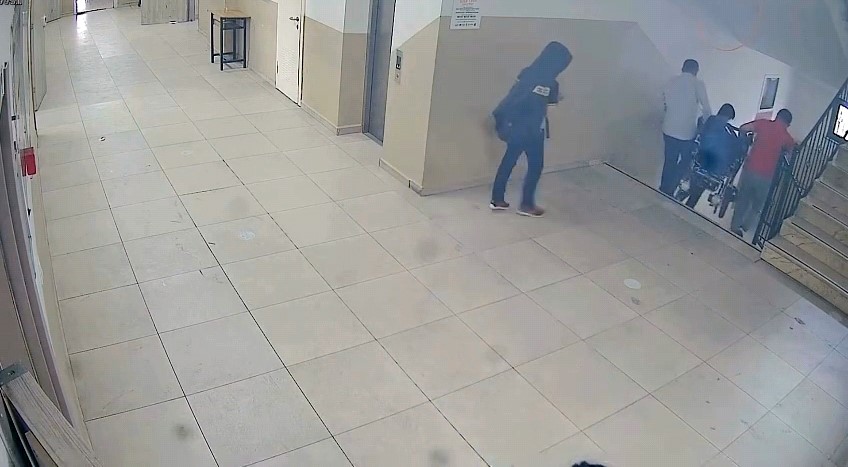 asansor bozulunca engelli ogrencisini sirtinda tasidi 4 y2NTCp1m