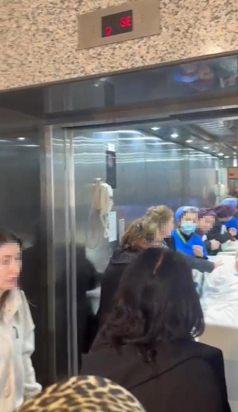 asansor gorevlisiyle hasta yakini arasinda hasta asansoru tartismasi 2 BJaNFOrv
