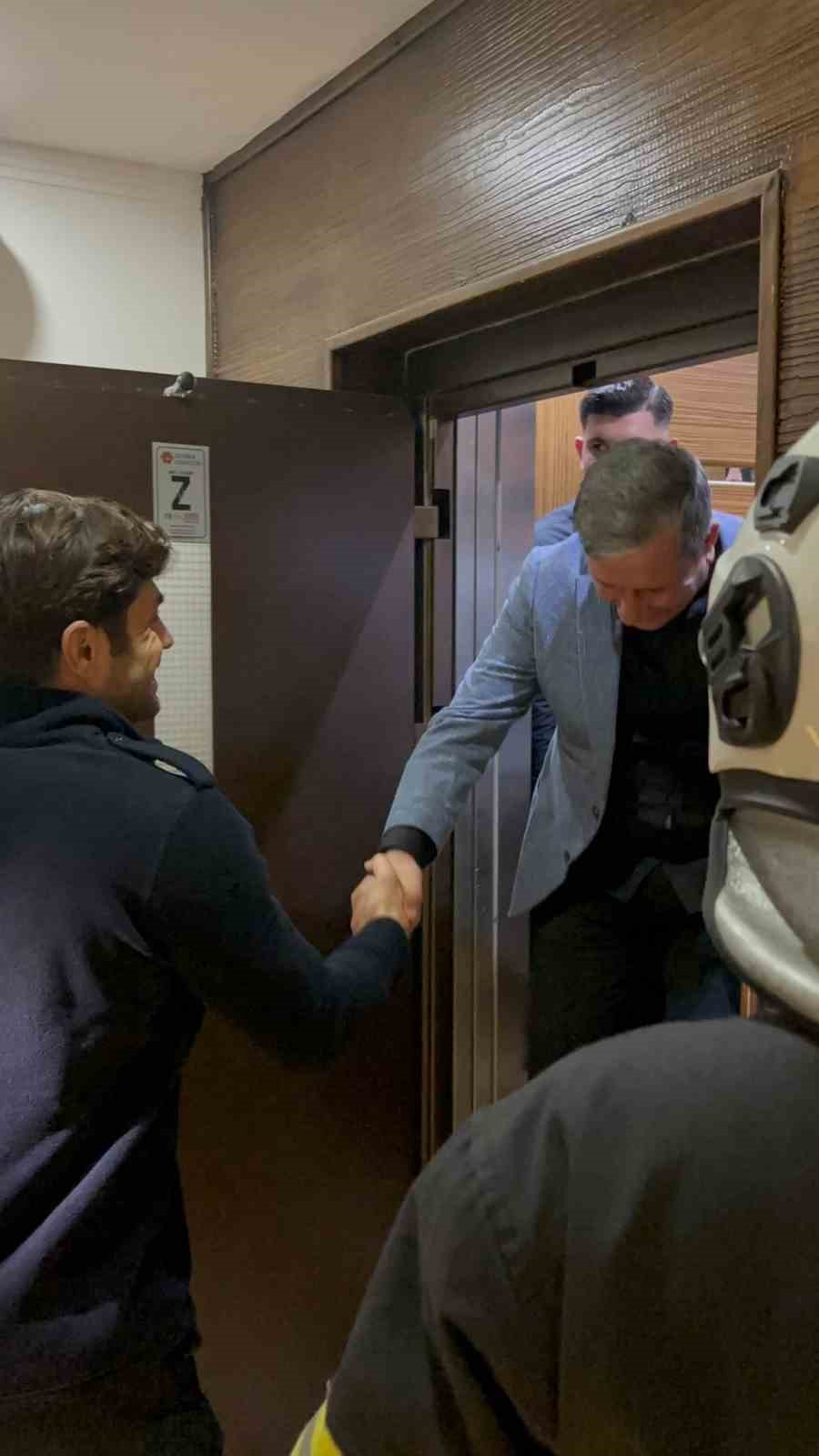 asansorde mahsur kalan vatandaslari itfaiye kurtardi 1 DXEVZdM6