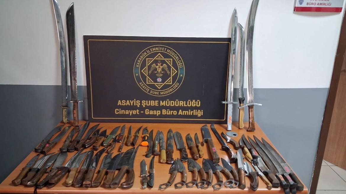 asayis uygulamalarinda ruhsatsiz silahlar kesici aletler ve uyusturucu maddeler ele gecirildi 0 jiVWaNNS