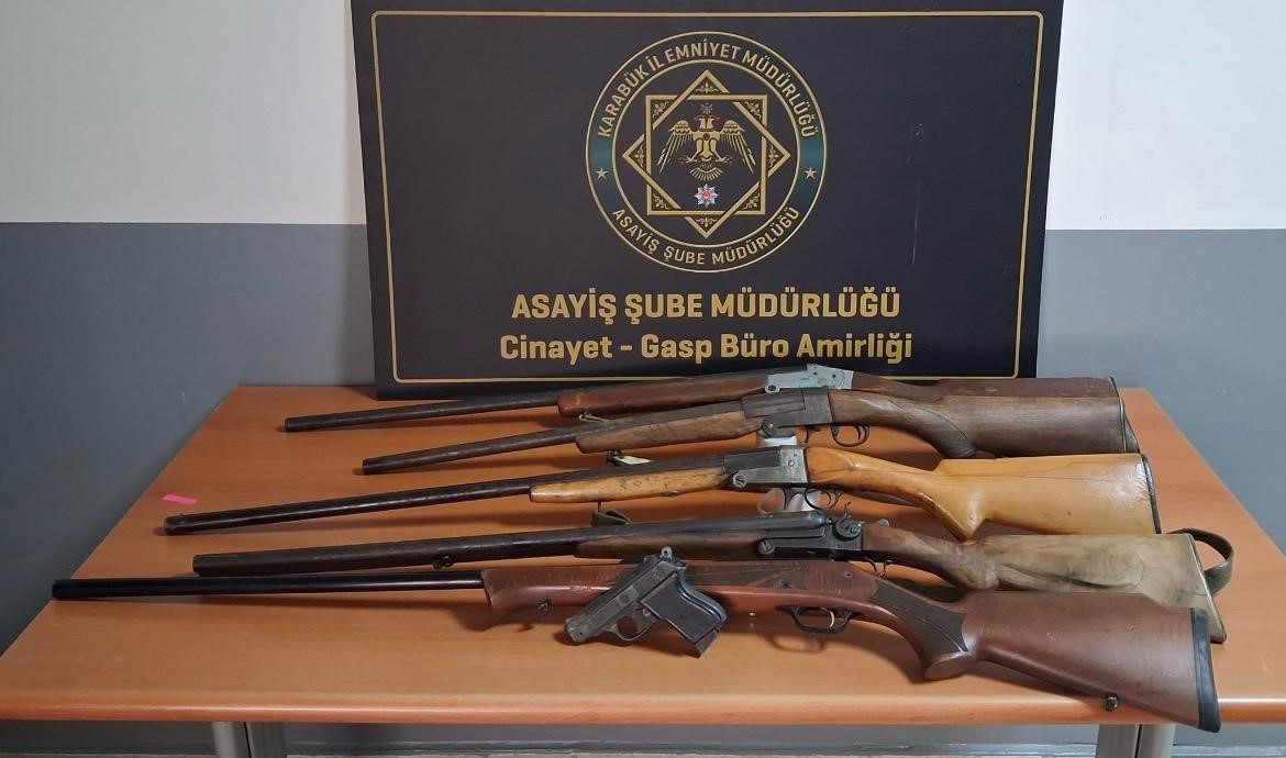 asayis uygulamalarinda ruhsatsiz silahlar kesici aletler ve uyusturucu maddeler ele gecirildi 2 6qNiEPi3