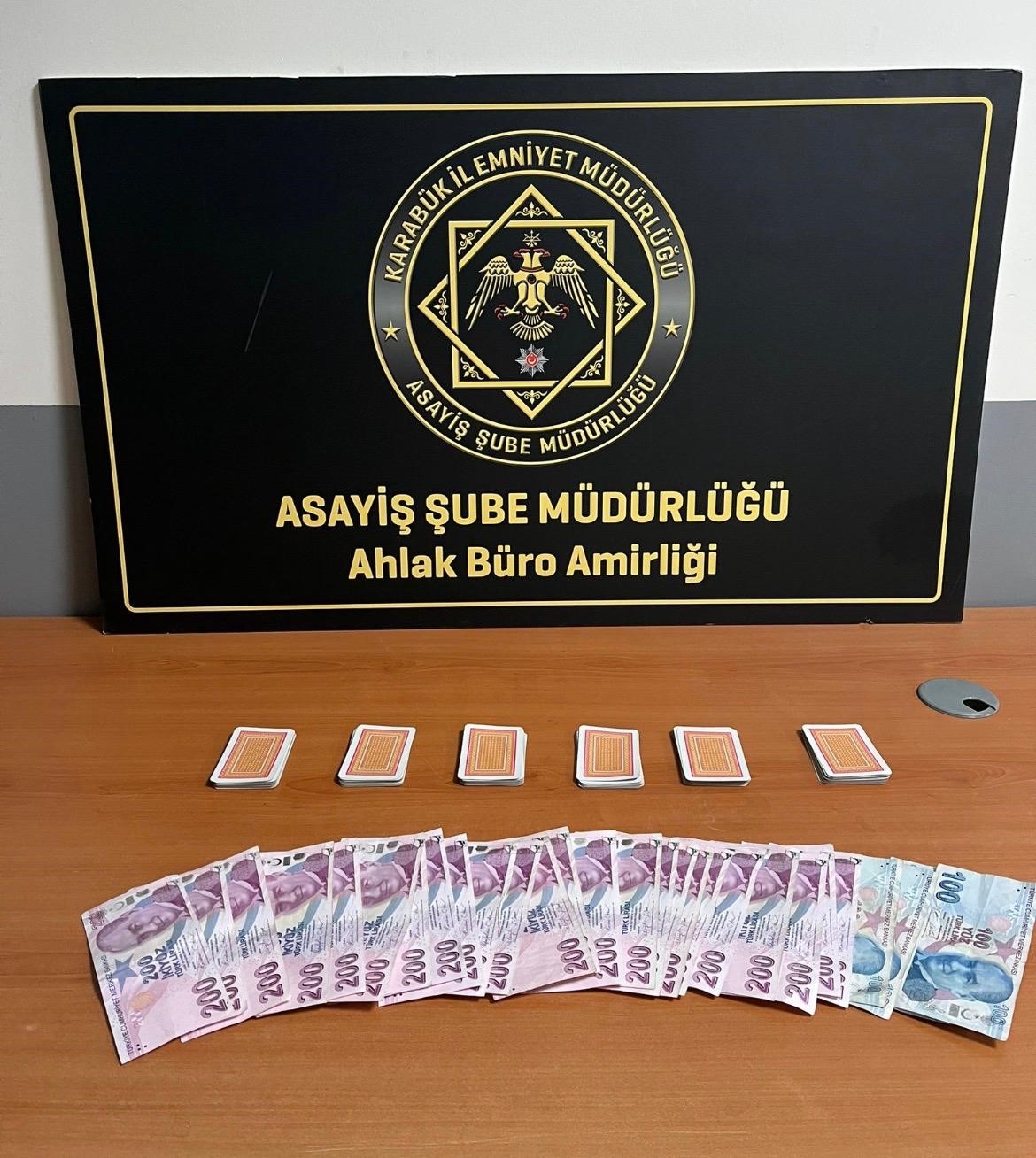 asayis uygulamalarinda ruhsatsiz silahlar kesici aletler ve uyusturucu maddeler ele gecirildi 3