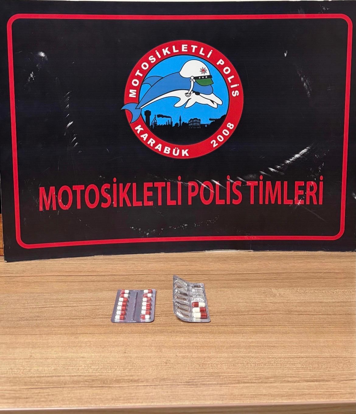 asayis uygulamalarinda ruhsatsiz silahlar kesici aletler ve uyusturucu maddeler ele gecirildi 4 MKBWbneN