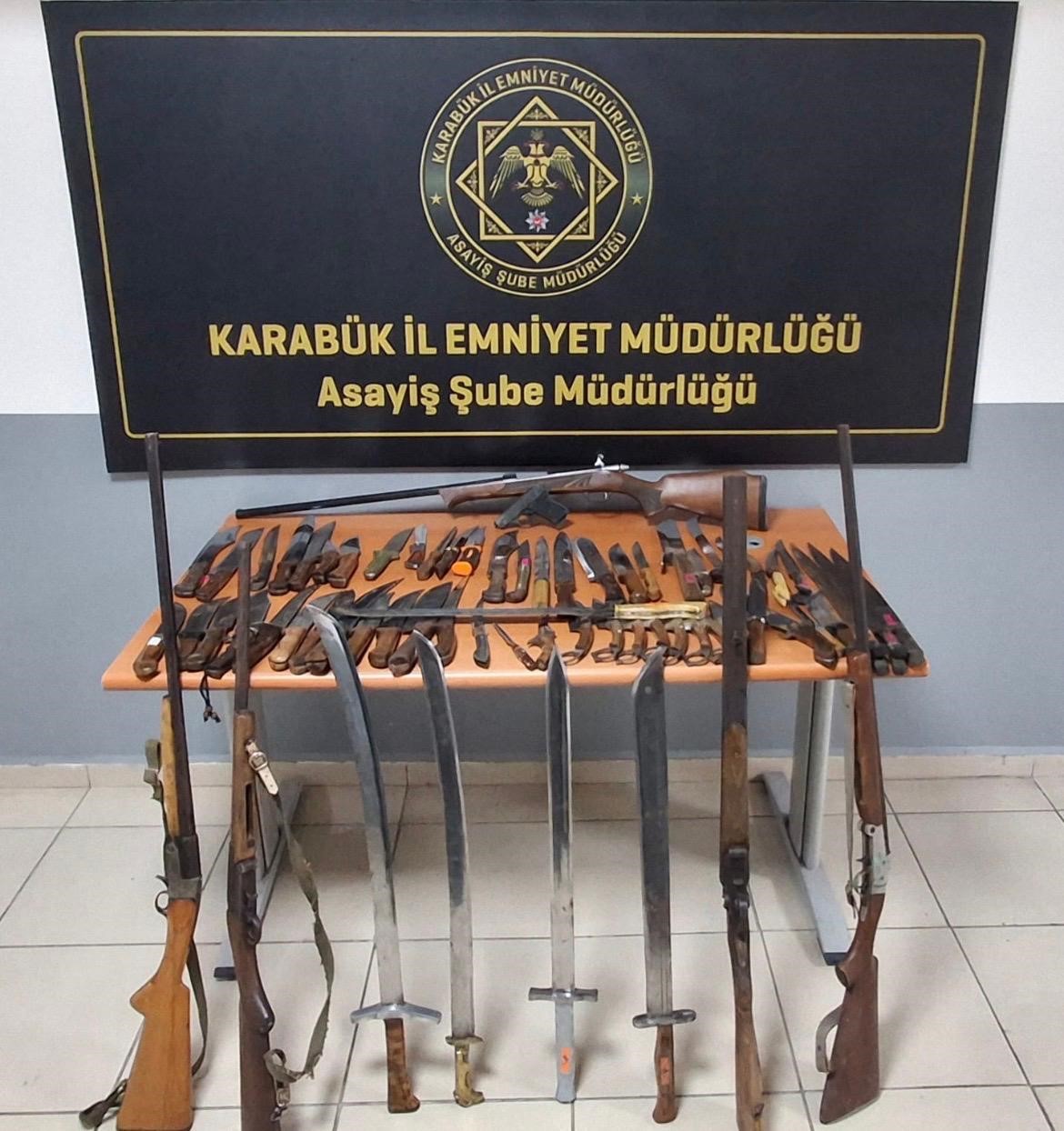 asayis uygulamalarinda ruhsatsiz silahlar kesici aletler ve uyusturucu maddeler ele gecirildi 5 HBahe5mv