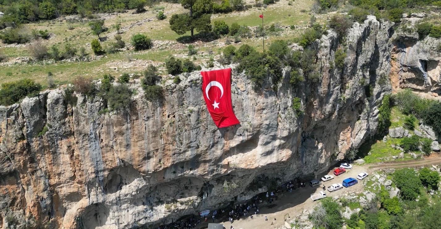 aserin kayasi essiz manzarasiyla dikkat cekiyor 0 lM2qS8ds