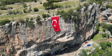 aserin-kayasi-essiz-manzarasiyla-dikkat-cekiyor-Ng2pN3Pd.jpg