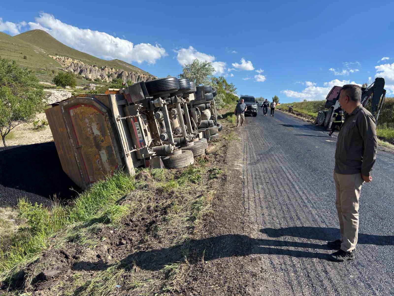 asfalt calismasinda kamyon devrildi surucu yaralandi 1 FUmQzWd8