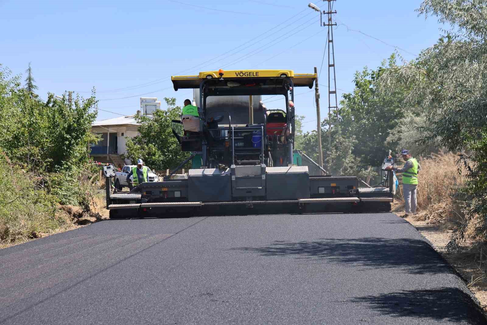 Asfalt işçilerinin kavurucu sıcakta mesaisi sürüyor 7 asfalt iscilerinin kavurucu sicakta mesaisi suruyor 3 2RyTn8YG