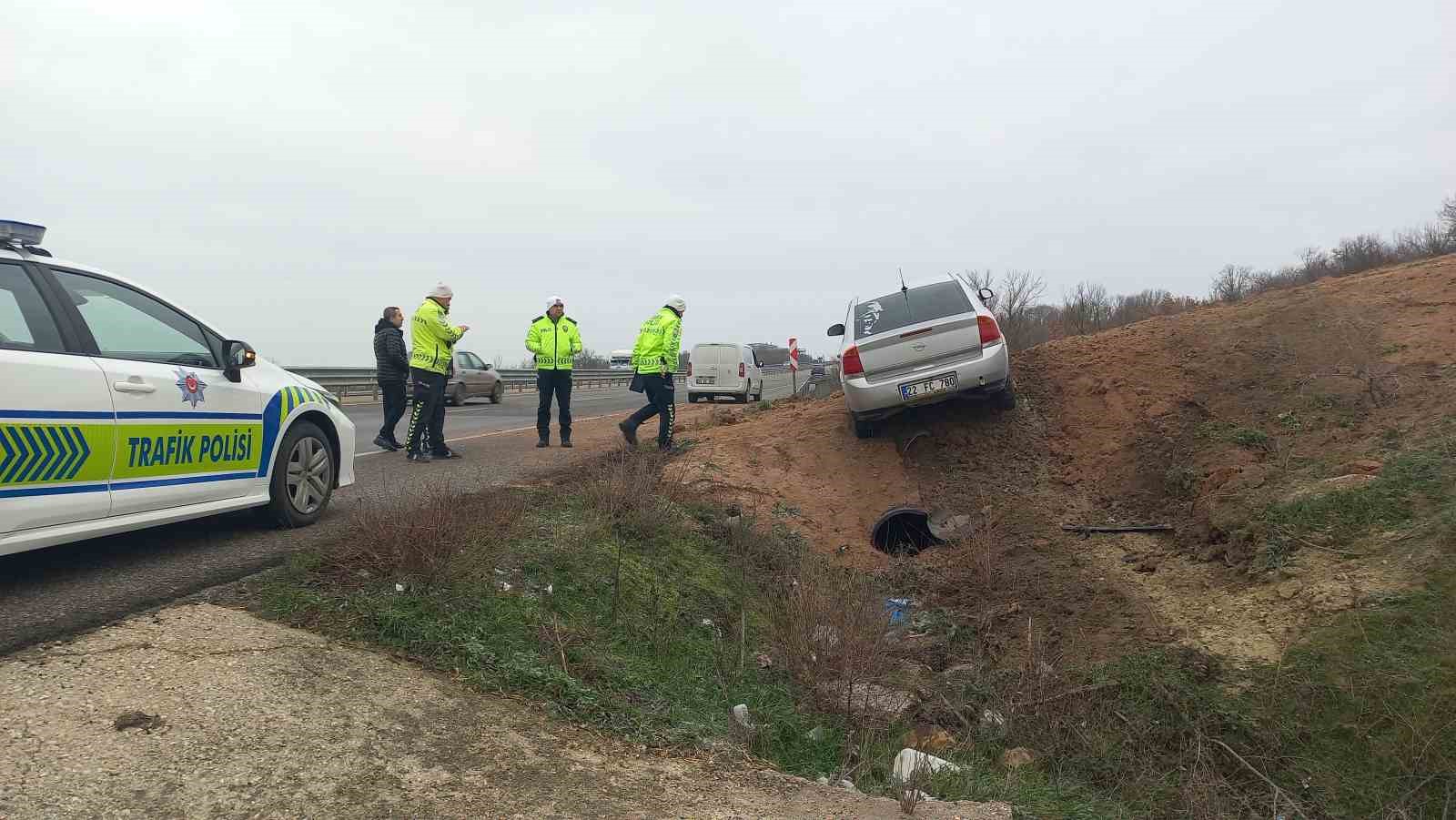 asiri hiz ve gizli buzlanma nedeniyle otomobil tarlaya uctu 0
