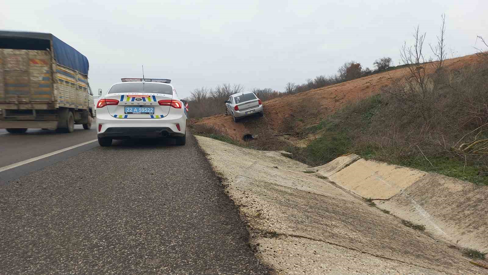 asiri hiz ve gizli buzlanma nedeniyle otomobil tarlaya uctu 2 wiEdONsK