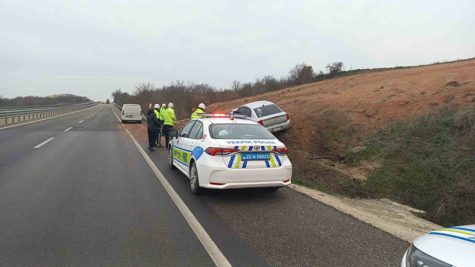 asiri hiz ve gizli buzlanma nedeniyle otomobil tarlaya uctu 3
