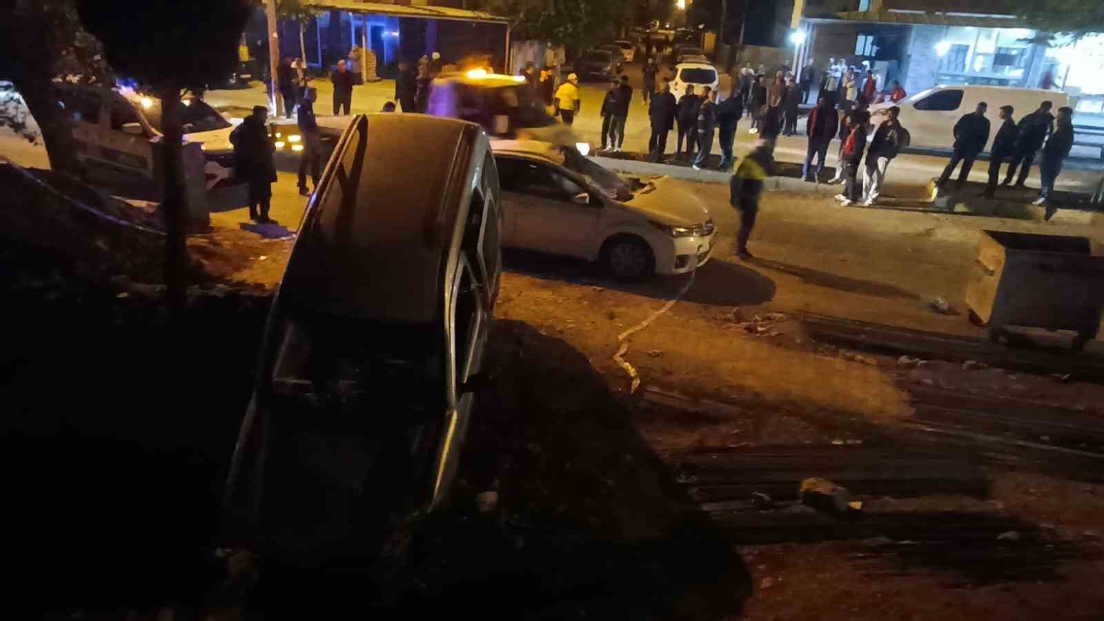asiri hiz yapan arac park halindeki otomobile carpip insaat alanina uctu 2 yarali 1 Qmjtj9Ht