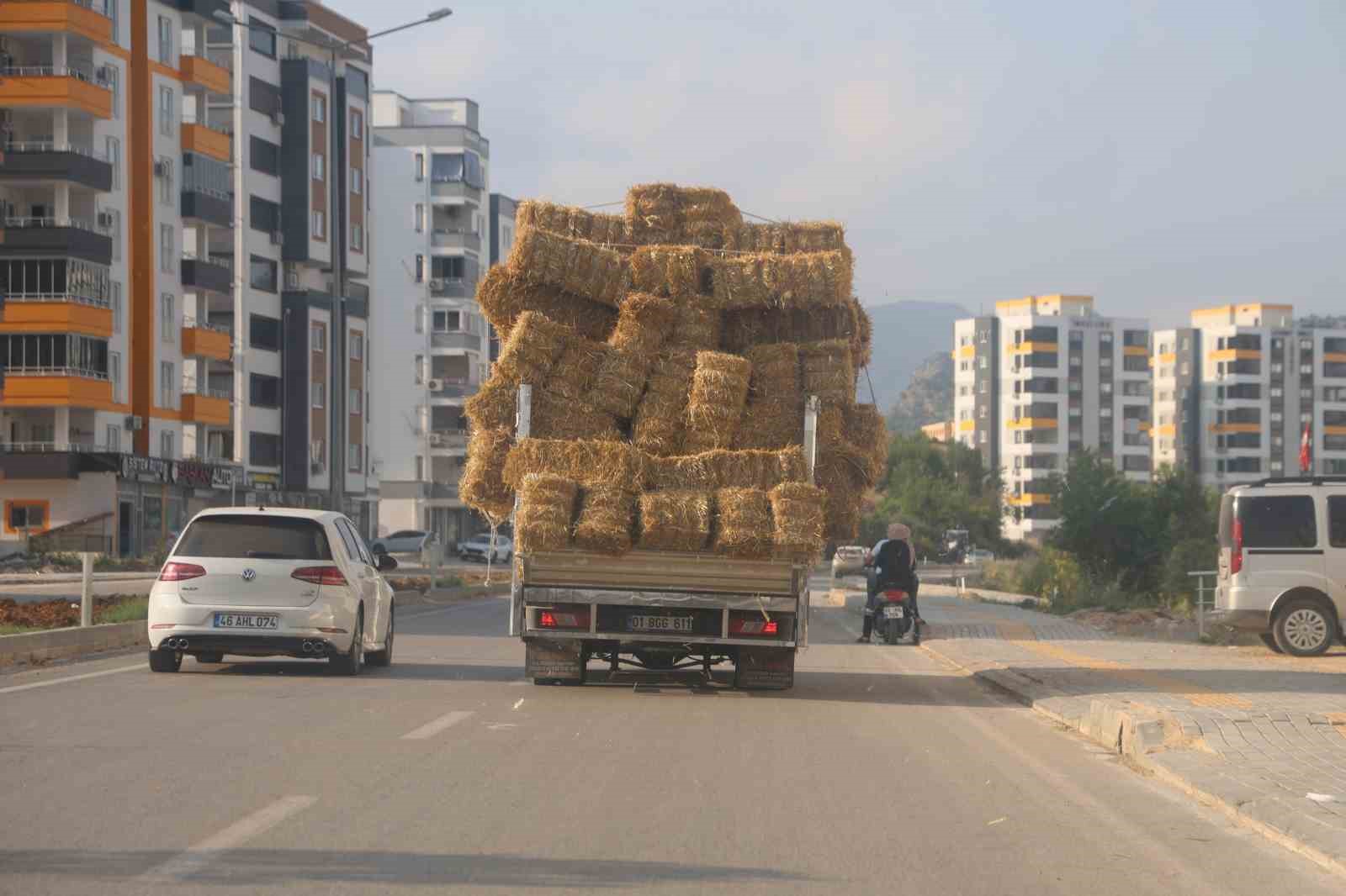 Aşırı saman yüklü pikabın trafikteki tehlikeli yolcuğu 5 asiri saman yuklu pikabin trafikteki tehlikeli yolcugu 1 TUEzacRM