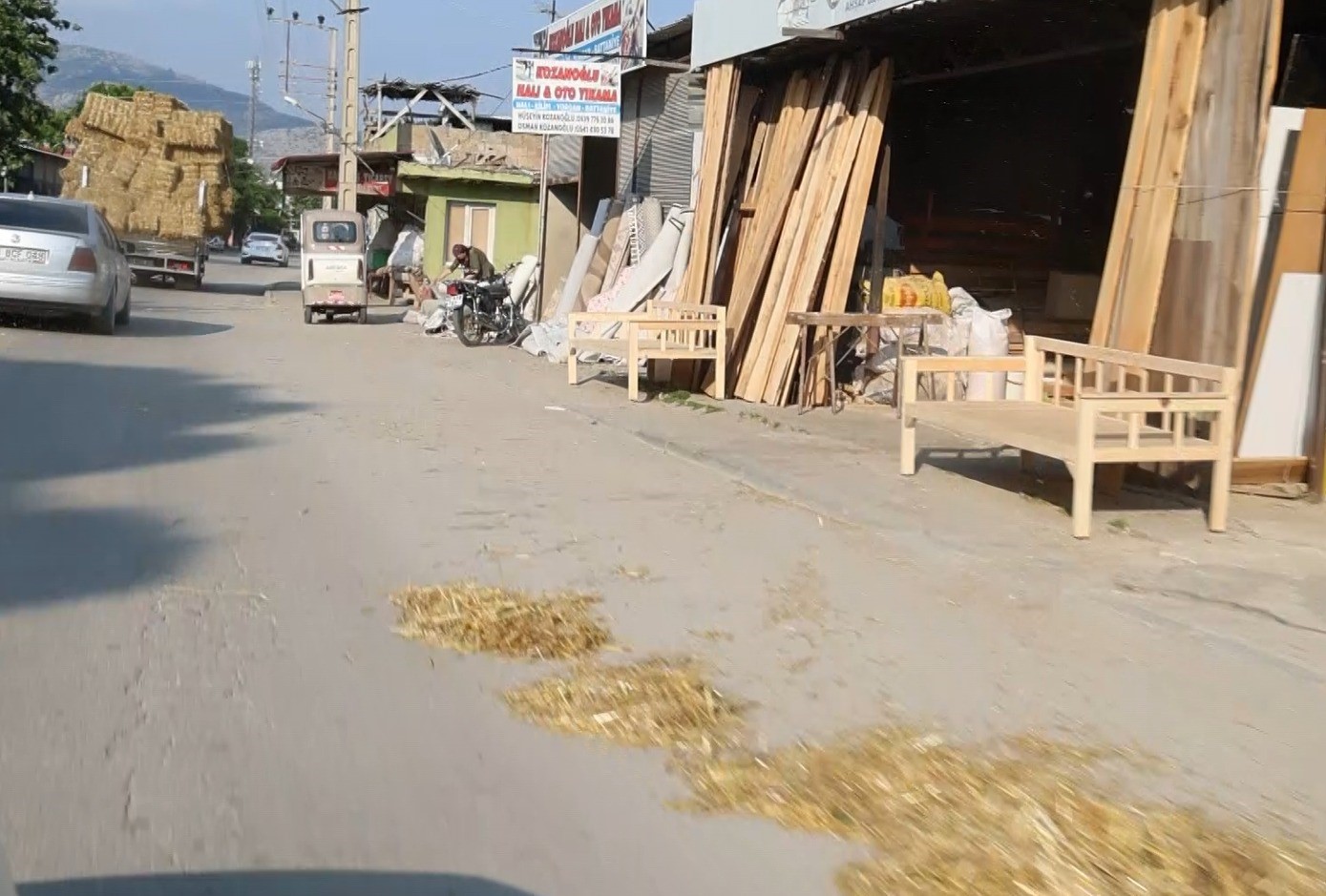 Aşırı saman yüklü pikabın trafikteki tehlikeli yolcuğu 7 asiri saman yuklu pikabin trafikteki tehlikeli yolcugu 3 M8ZbIZEm