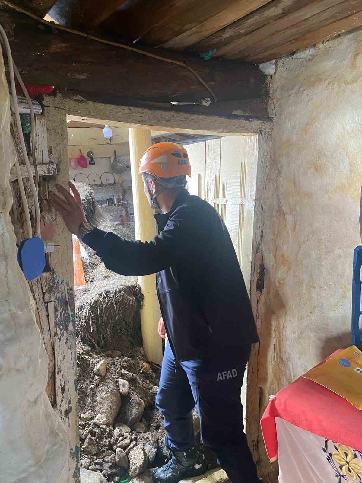 asiri yagis nedeniyle toprak damli evde gocuk 4 HSWObHjE