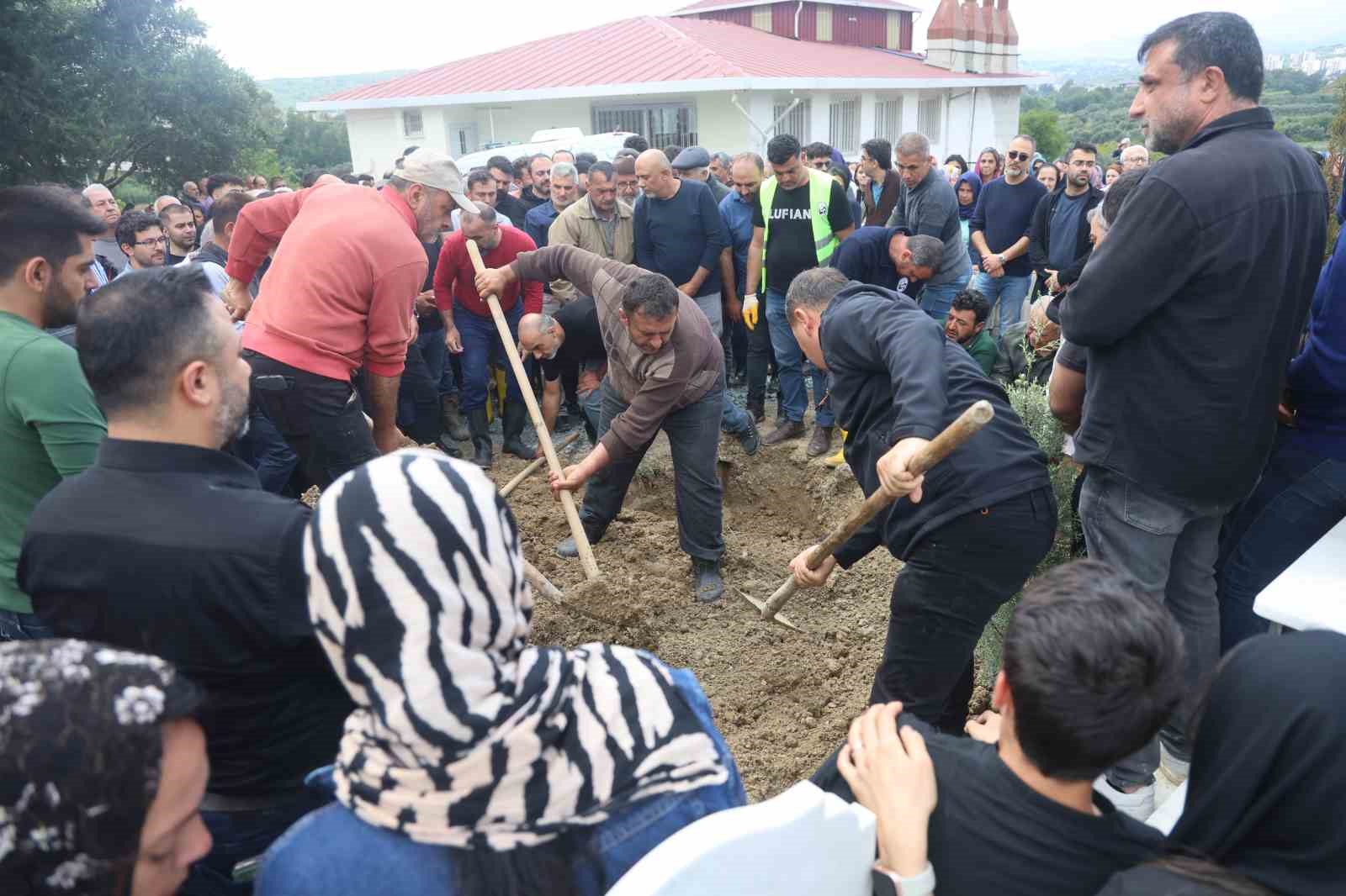 asiri yagis sonrasi araciyla sarampole devrilen vatandas son yolculuguna ugurlandi 1 bTKbdLwp