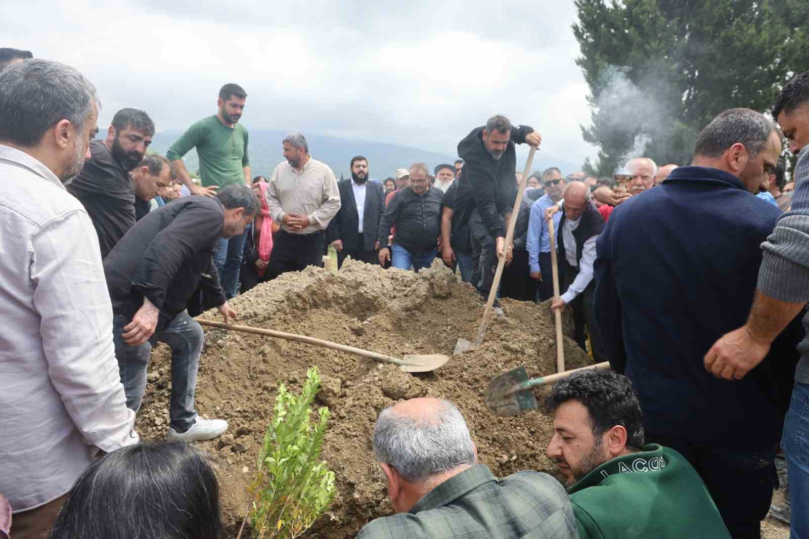 asiri yagis sonrasi araciyla sarampole devrilen vatandas son yolculuguna ugurlandi 2 ePqnJ61H