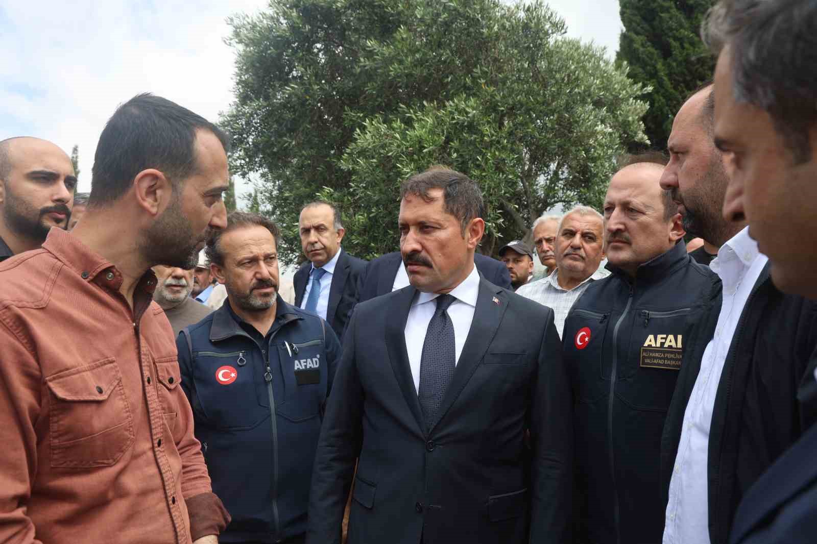 asiri yagis sonrasi araciyla sarampole devrilen vatandas son yolculuguna ugurlandi 3 tB8G7hPq