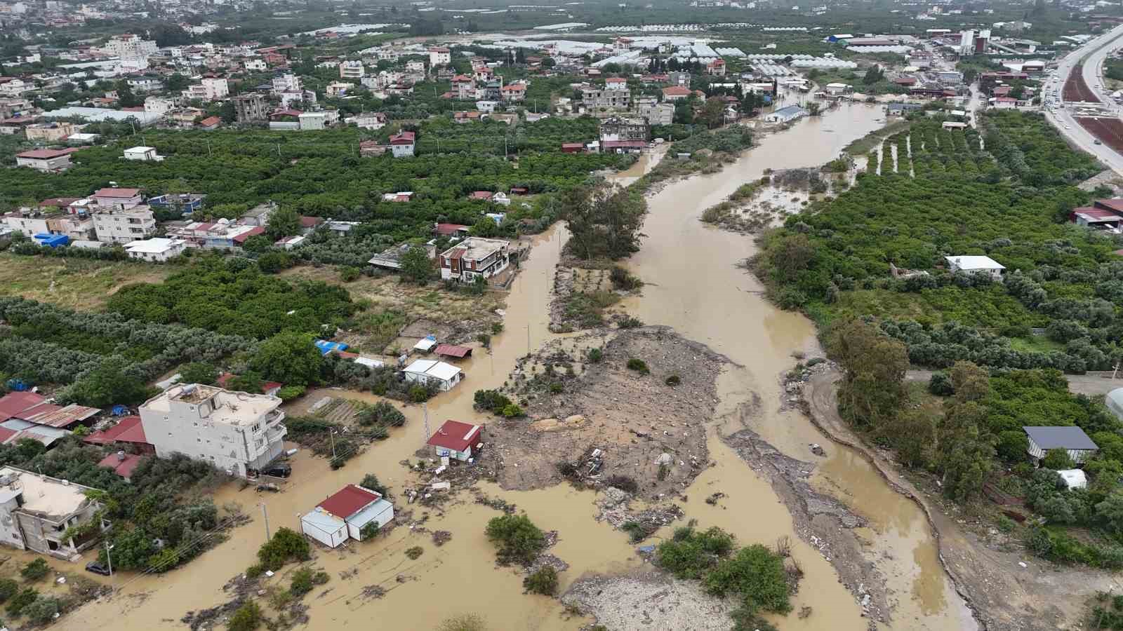 Aşırı yağışın sele dönmesiyle birlikte Asi Nehri çevresindeki 3 mahalle sular altında kaldı 5 asiri yagisin sele donmesiyle birlikte asi nehri cevresindeki 3 mahalle sular altinda kaldi 1 eMt8ulqD