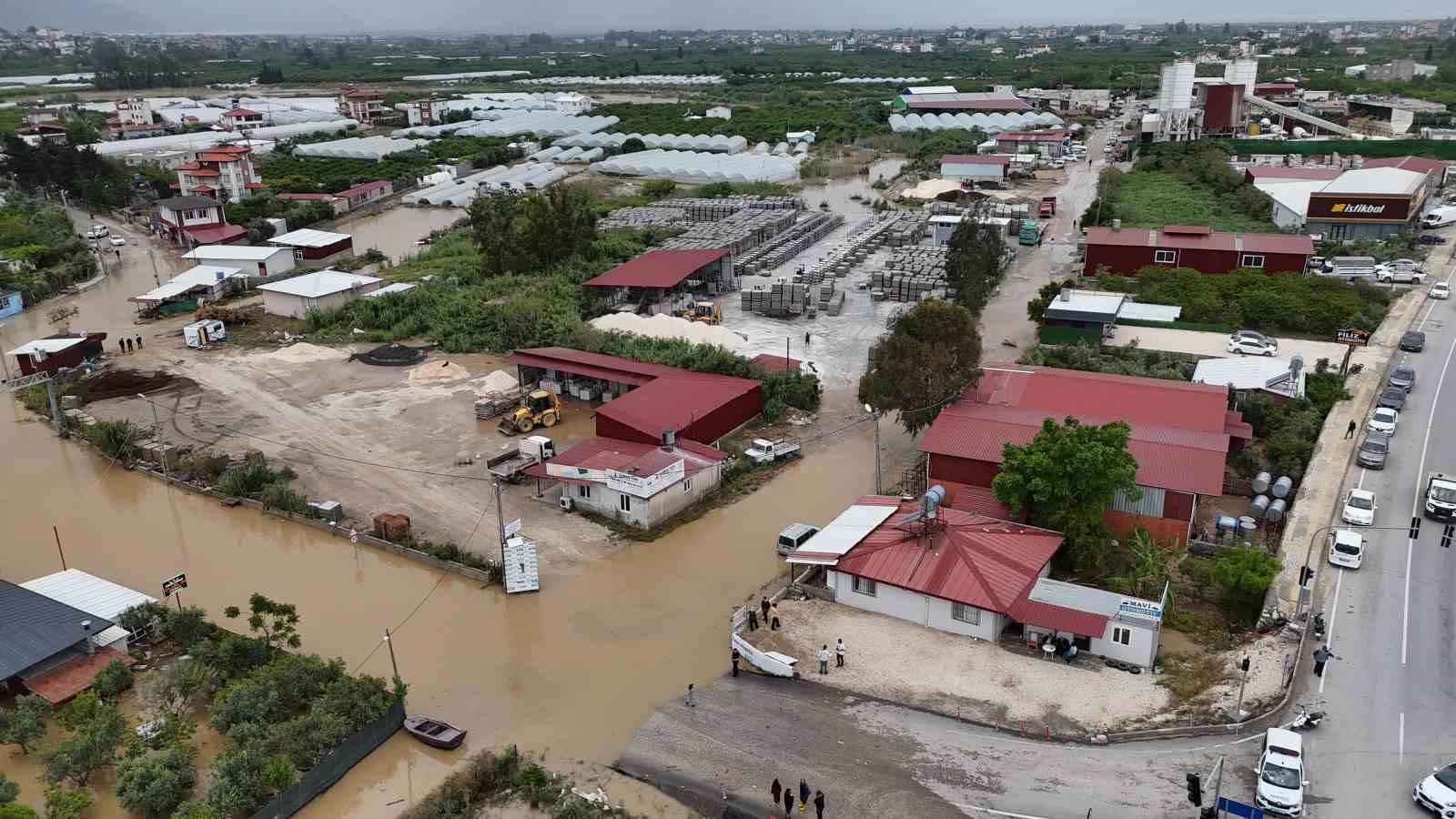 Aşırı yağışın sele dönmesiyle birlikte Asi Nehri çevresindeki 3 mahalle sular altında kaldı 7 asiri yagisin sele donmesiyle birlikte asi nehri cevresindeki 3 mahalle sular altinda kaldi 3 ghiIFjV8