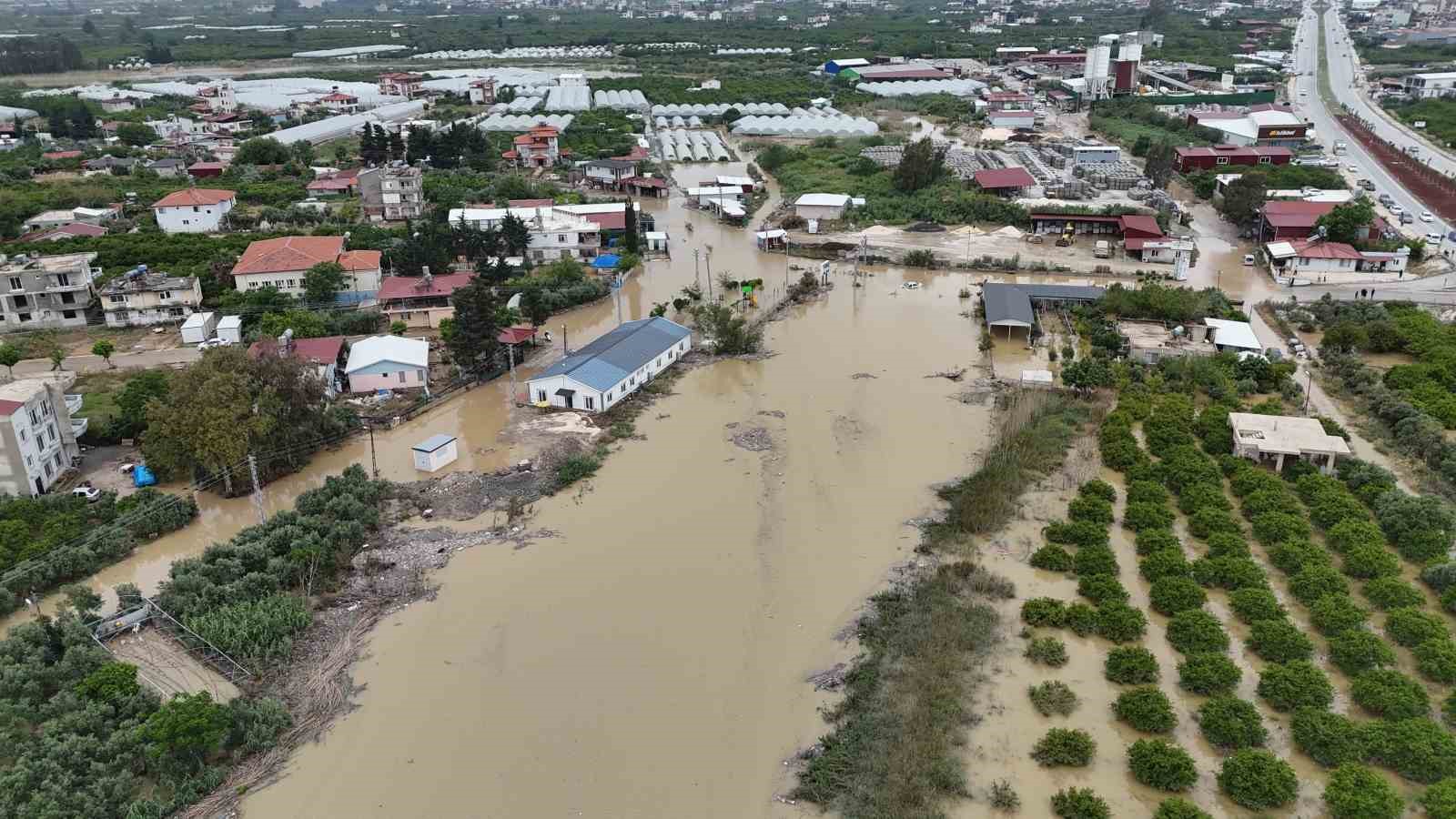 Aşırı yağışın sele dönmesiyle birlikte Asi Nehri çevresindeki 3 mahalle sular altında kaldı 8 asiri yagisin sele donmesiyle birlikte asi nehri cevresindeki 3 mahalle sular altinda kaldi 4