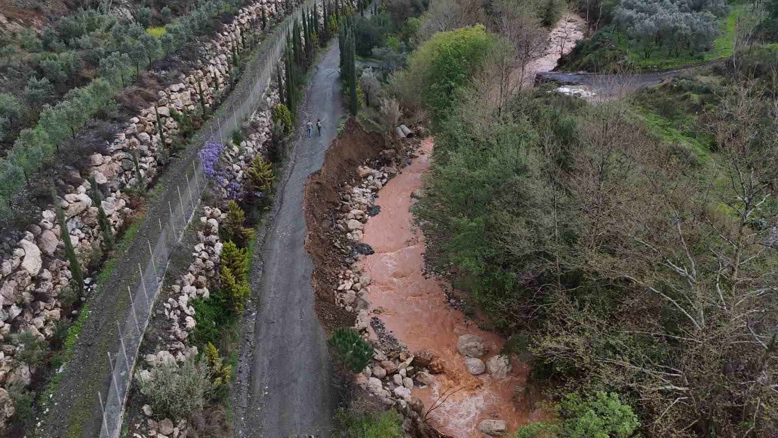 asiri yagisla birlikte derenin artan debisi kopruyu yikti yolda cokmeye neden oldu 1 1bdJgCLl