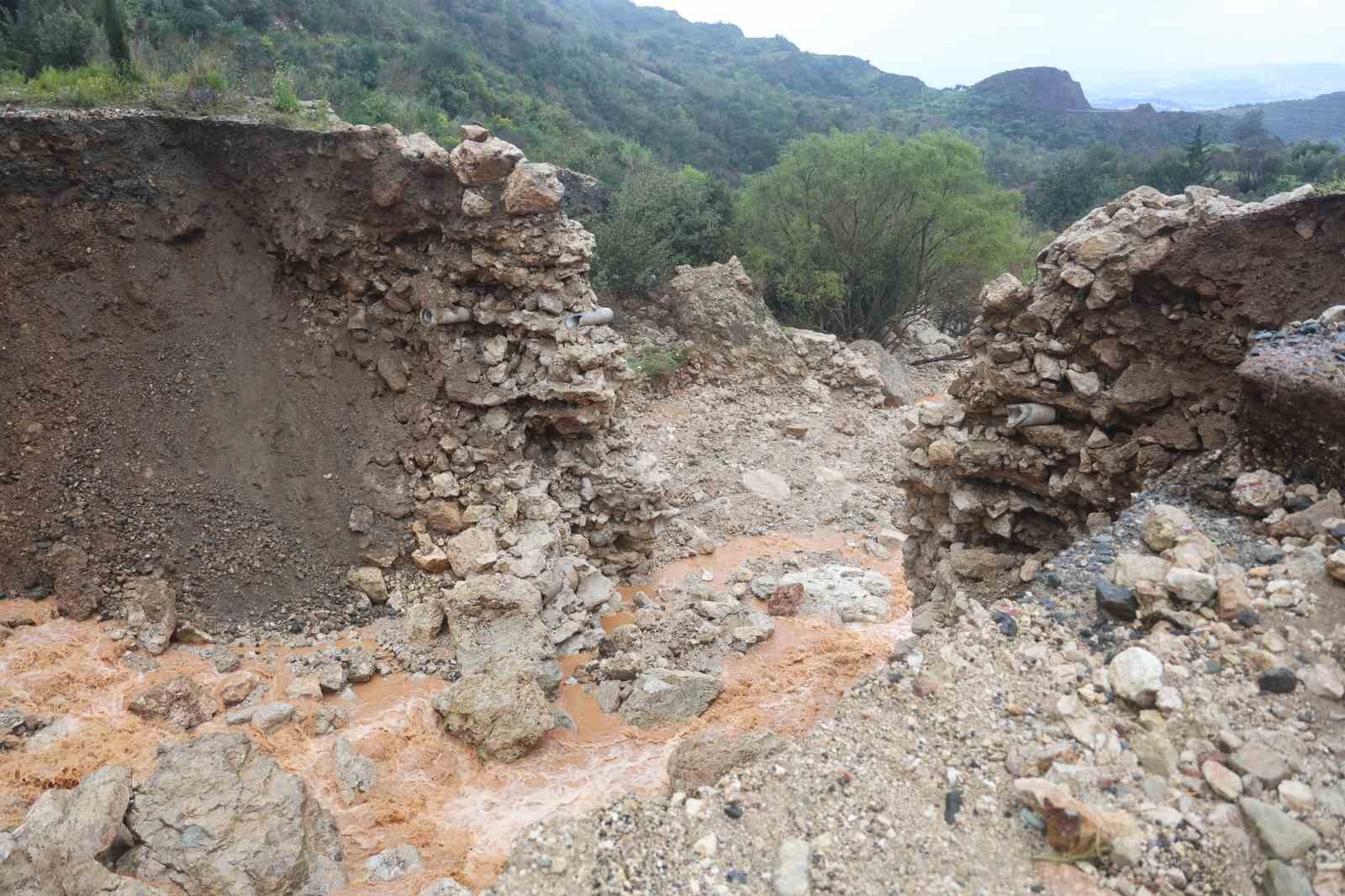 asiri yagisla birlikte derenin artan debisi kopruyu yikti yolda cokmeye neden oldu 3 JmUz86ul