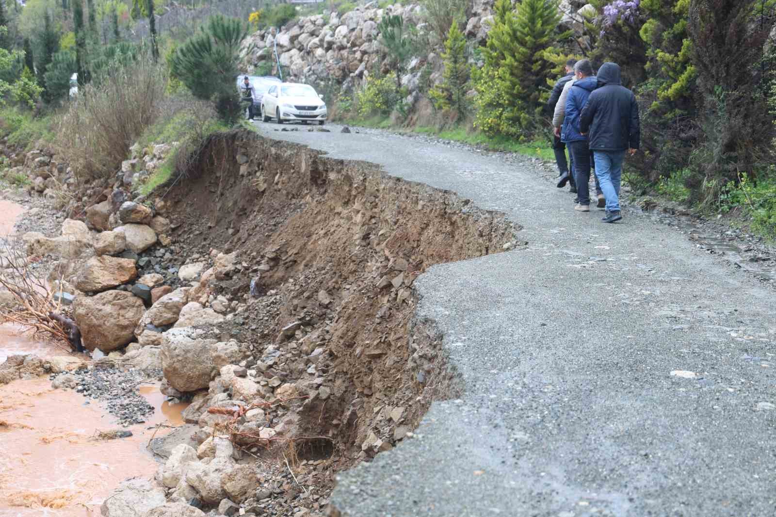 asiri yagisla birlikte derenin artan debisi kopruyu yikti yolda cokmeye neden oldu 4 wkG6nvwH