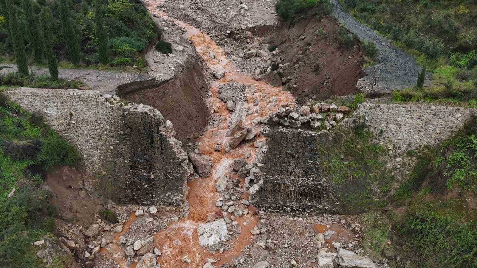 asiri yagisla birlikte derenin artan debisi kopruyu yikti yolda cokmeye neden oldu 5 AKBR3yOg