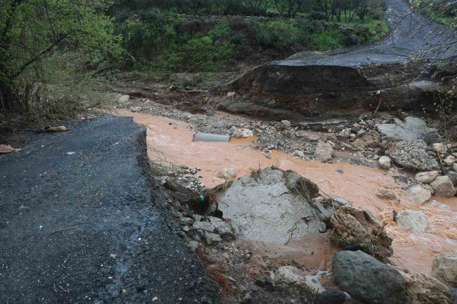asiri yagisla birlikte derenin artan debisi kopruyu yikti yolda cokmeye neden oldu 6 Rh4FwkIi